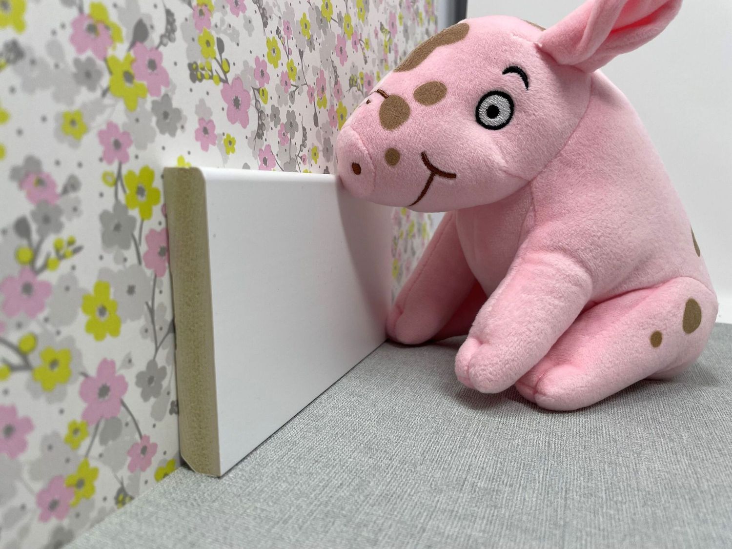 Rodapié blanco de WPC lacado antihumedad con perfil recto de 80 mm de altura y 12 mm de grosor.