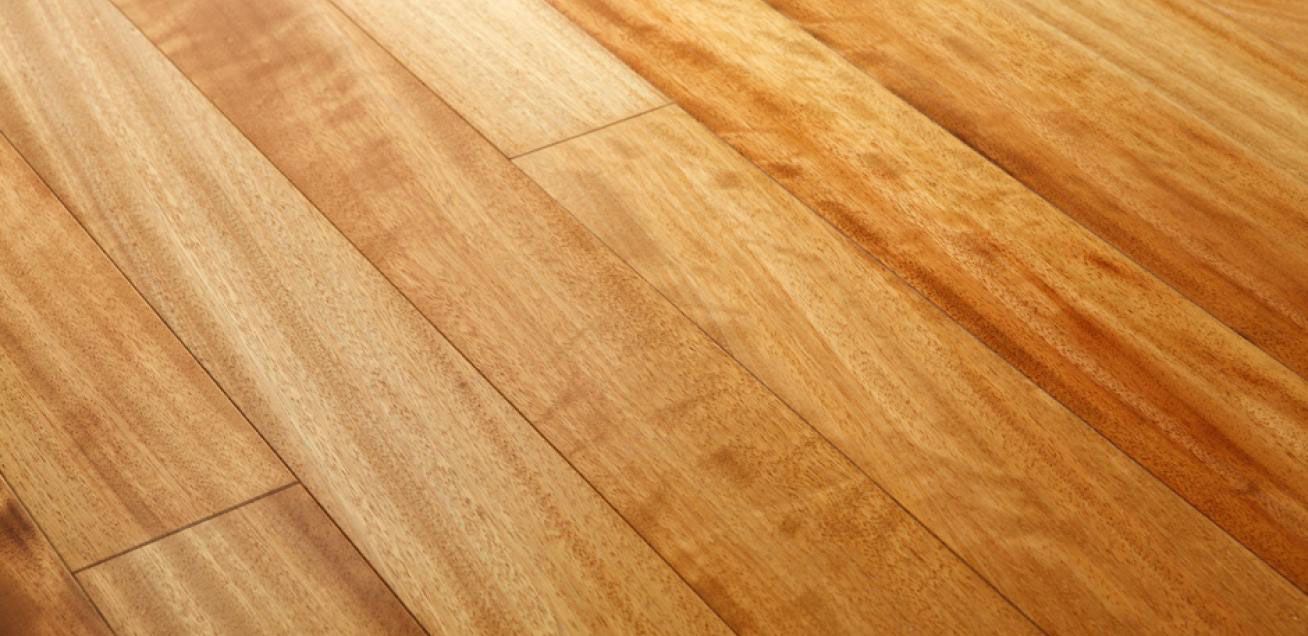 Tarima de Iroko Maciza 115x19 mm Barnizada