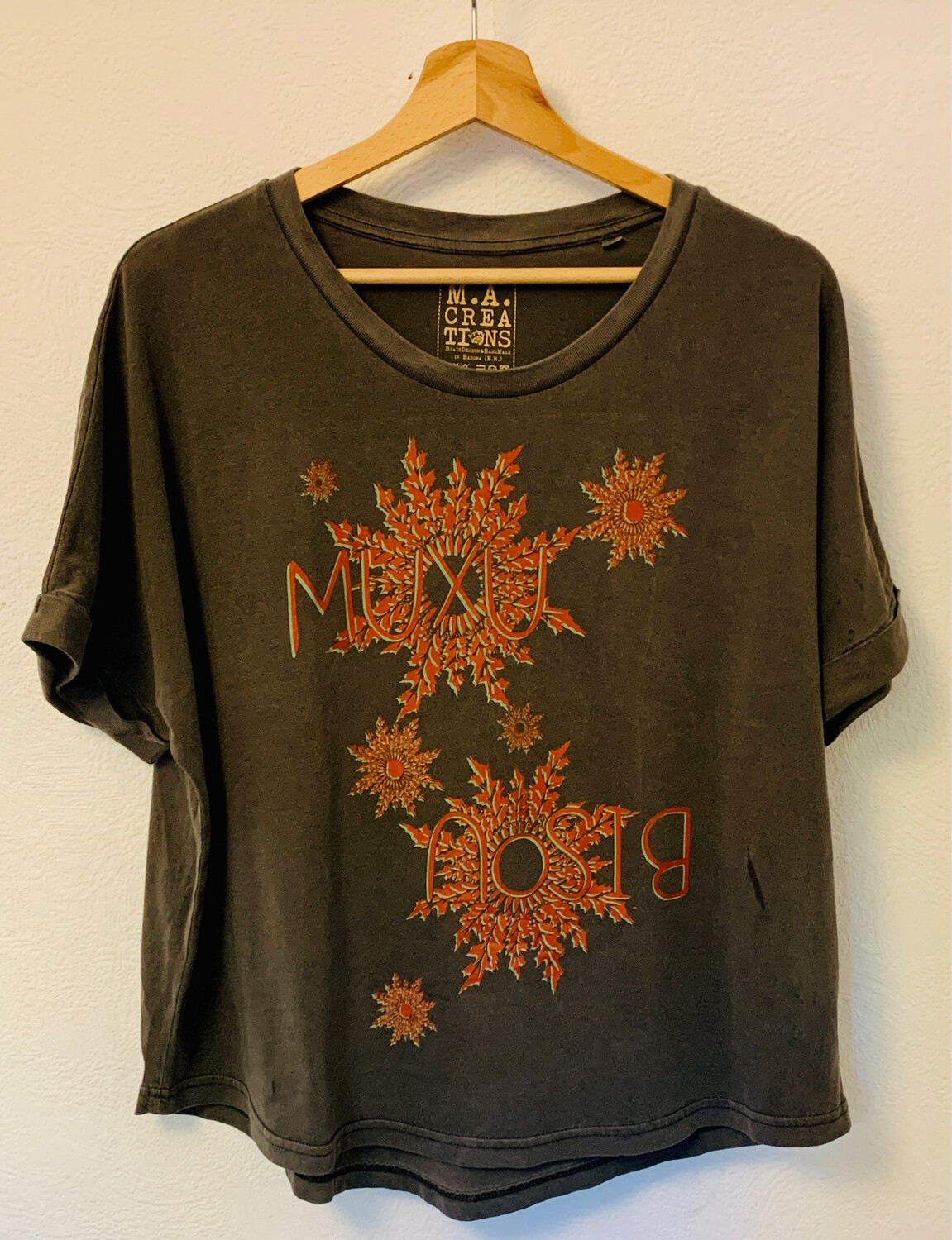 T-shirt délavé à manches retroussées
Coupe Oversized en Coton Bio - #Muxu/Bisou