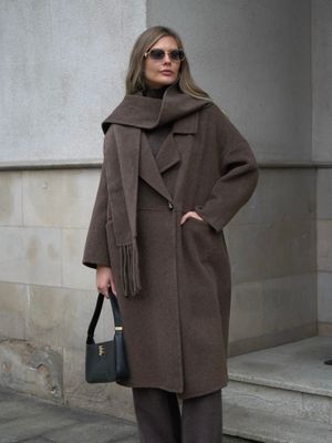 Rūdas paltas su šaliku