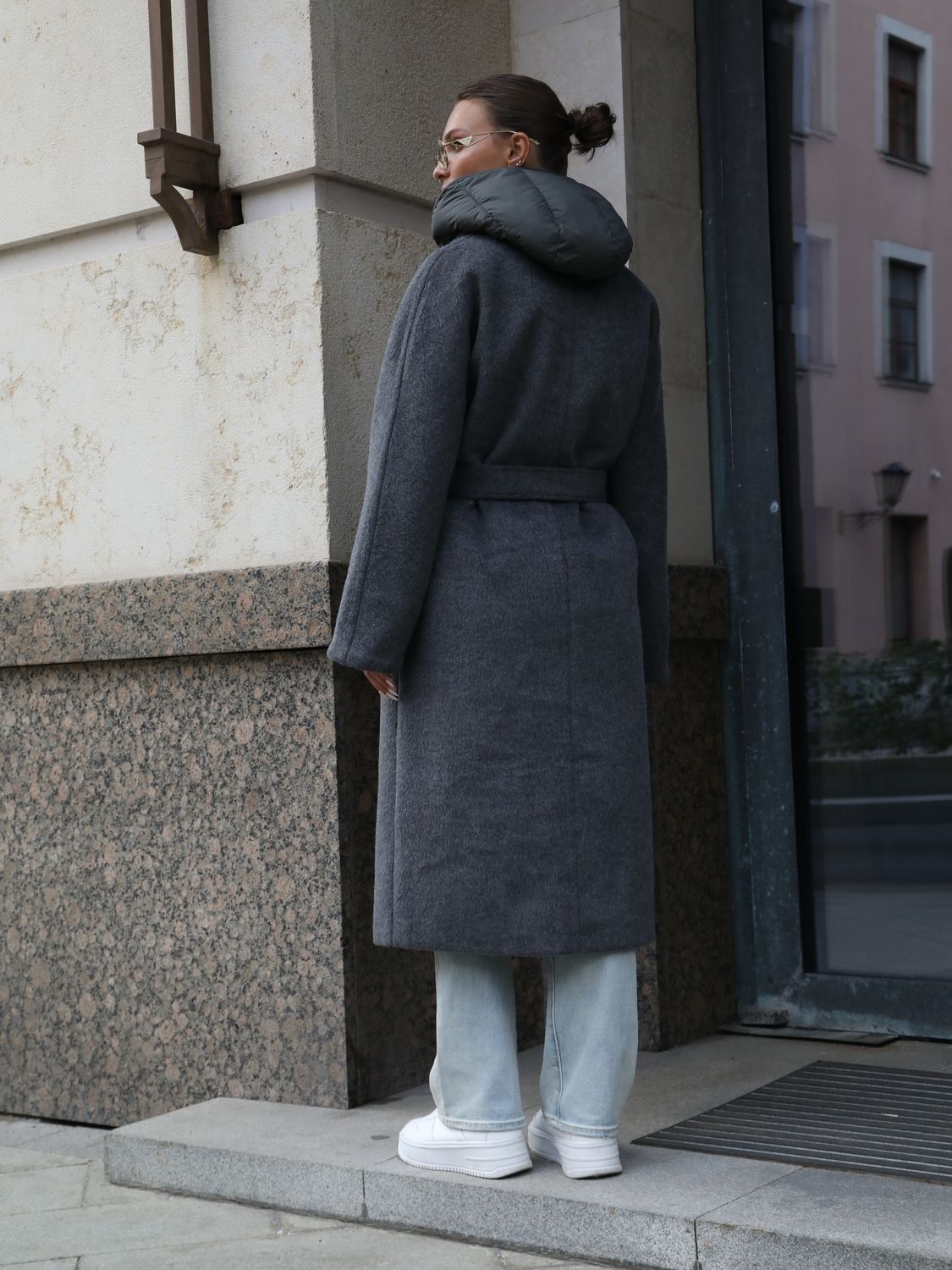 Tamsiai pilkas dvieilis paltas su diržu ir liemene