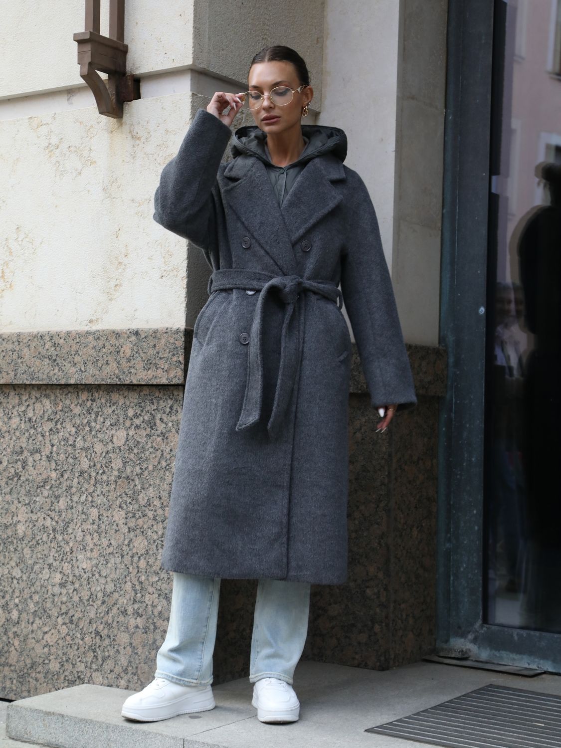 Tamsiai pilkas dvieilis paltas su diržu ir liemene