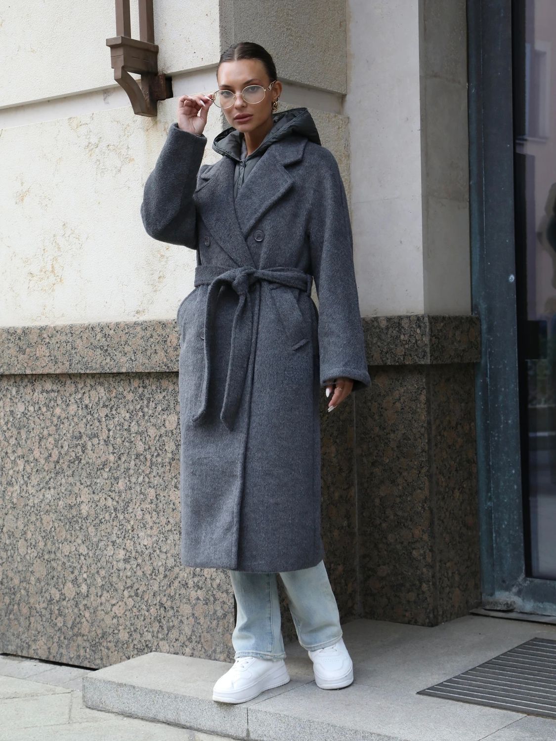 Tamsiai pilkas dvieilis paltas su diržu ir liemene