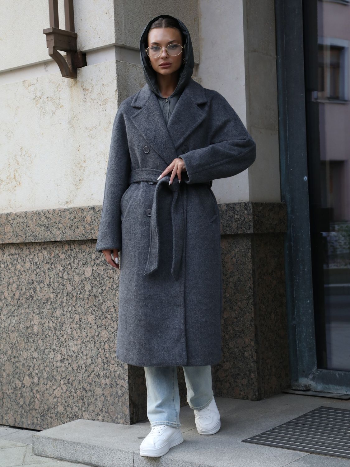 Tamsiai pilkas dvieilis paltas su diržu ir liemene