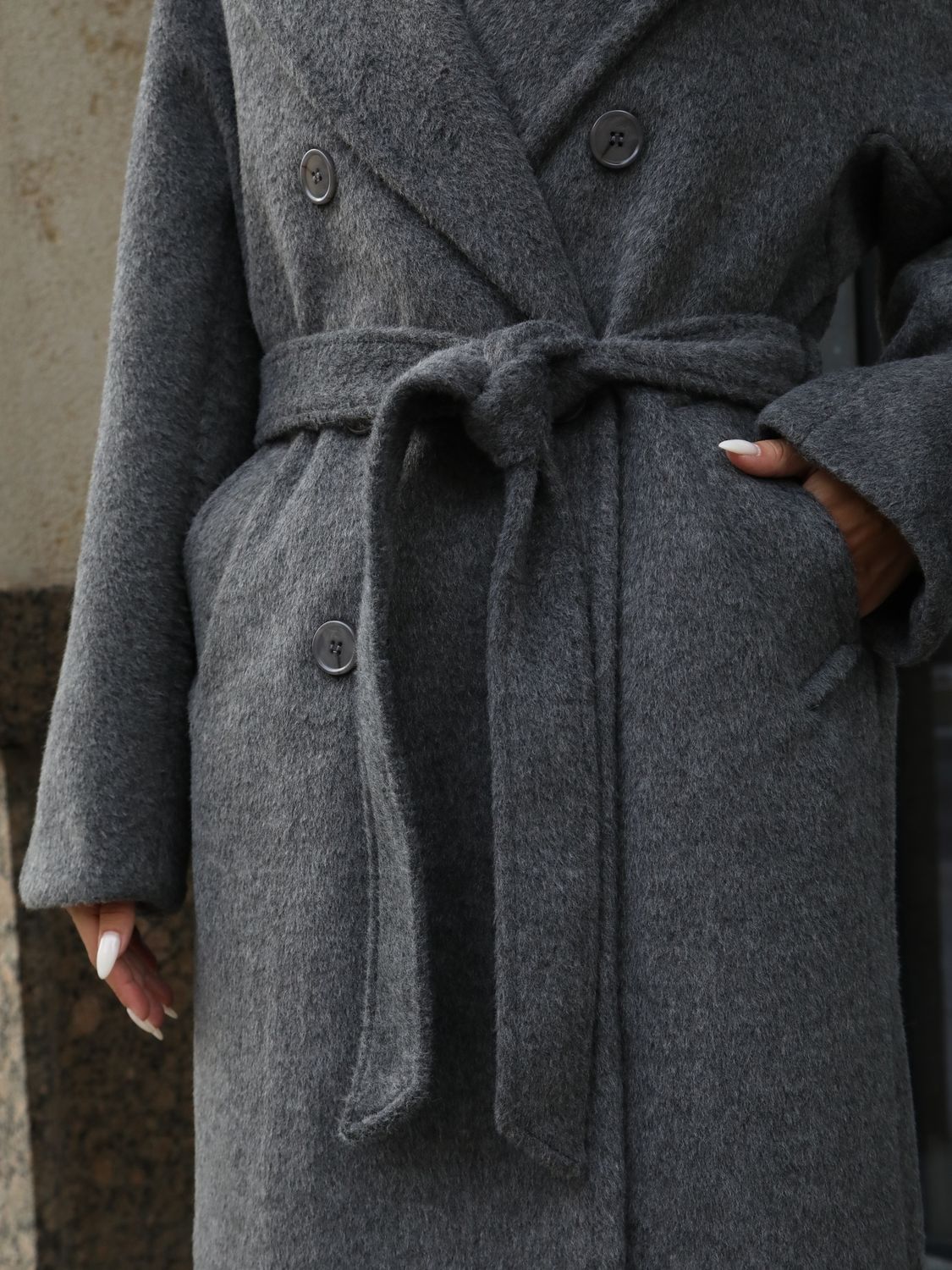 Tamsiai pilkas dvieilis paltas su diržu ir liemene