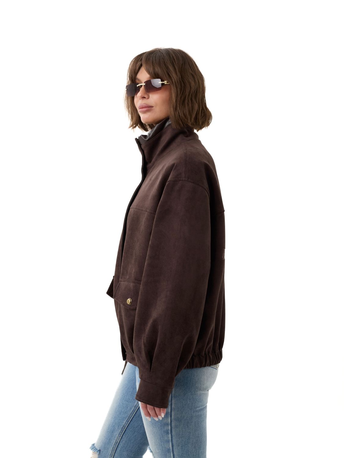 Šokoladinė striukė su zomšos tekstūra ir odos detalėmis