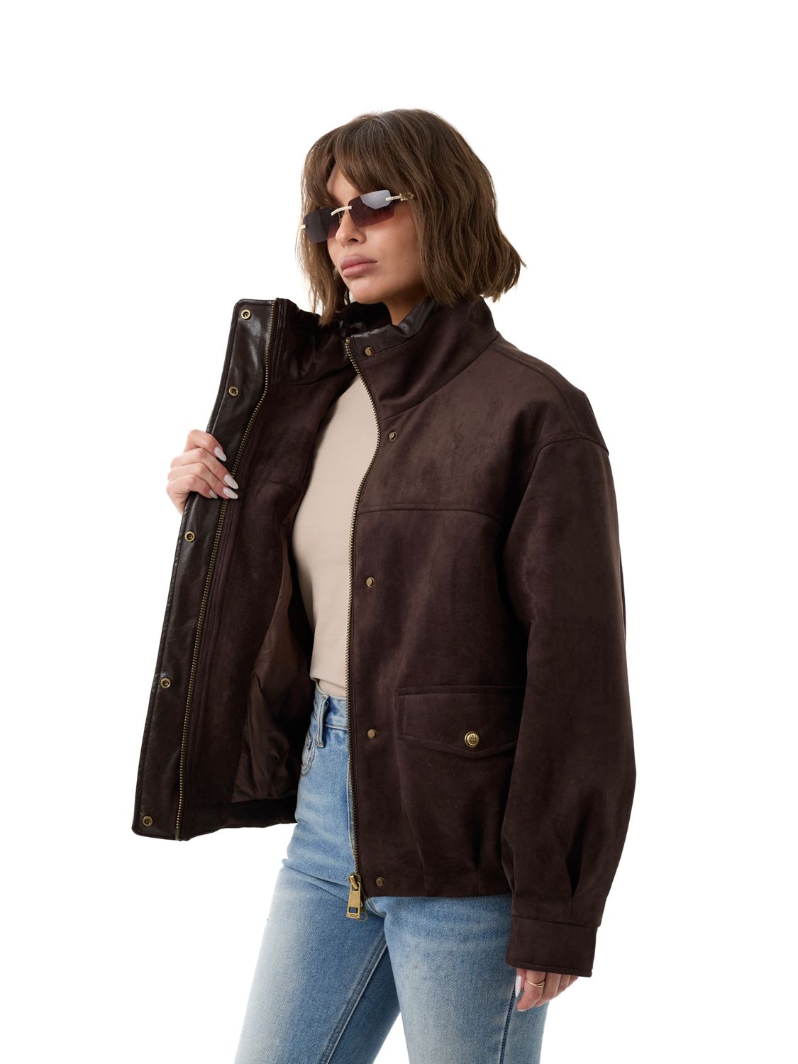 Šokoladinė striukė su zomšos tekstūra ir odos detalėmis