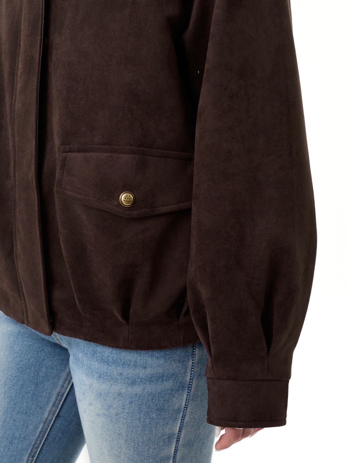 Šokoladinė striukė su zomšos tekstūra ir odos detalėmis