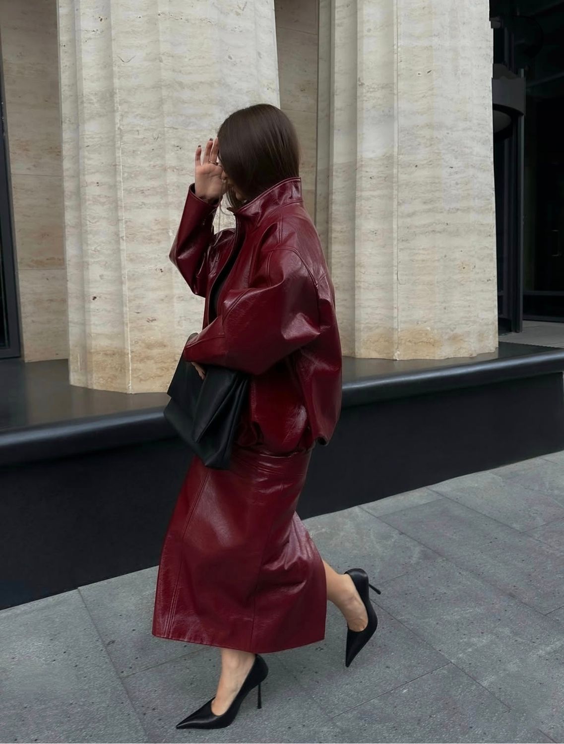Stilingas Bordo Spalvos Eko-Odos Komplektas (Švarkas ir Sijonas)