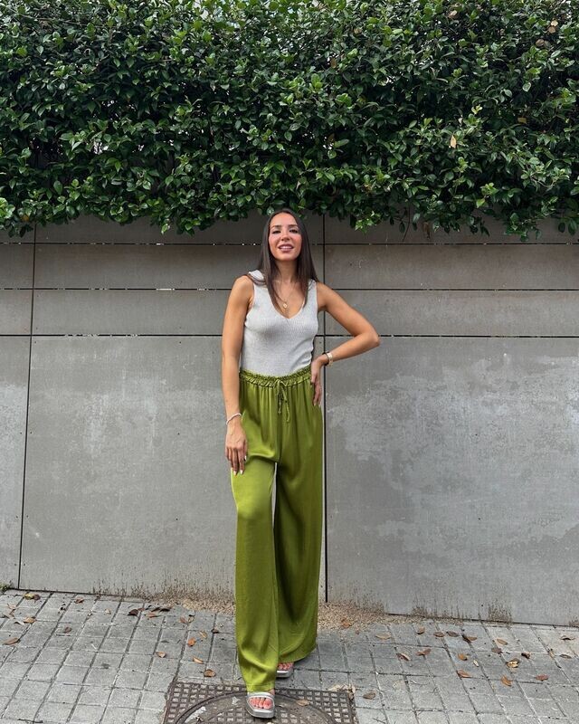 Pantalón efecto seda verde oliva