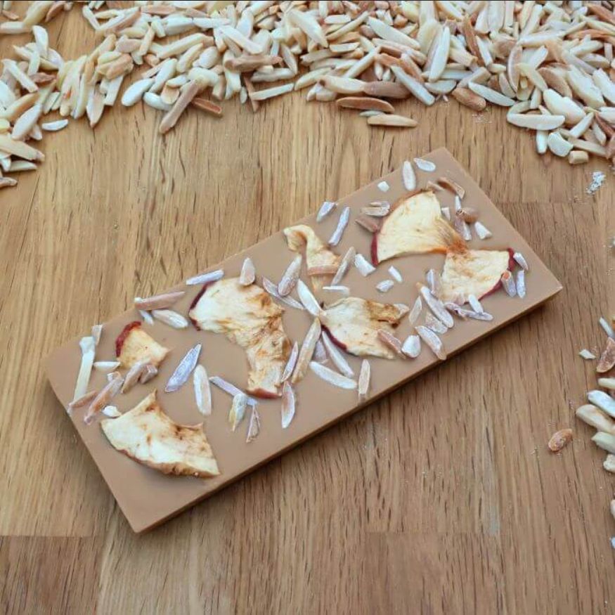 Handgeschöpfte Karamellschokolade mit getrockneten Äpfeln und gerösteten Mandeln 80 g - Tafel Handgeschöpfte Karamellschokolade mit getrockneten Äpfeln und gerösteten Mandeln 80 g - Tafel