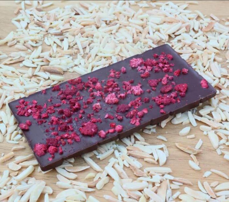 Handgeschöpfte Zartbitterschokolade mit getrockneten Himbeeren  80 g - Tafel