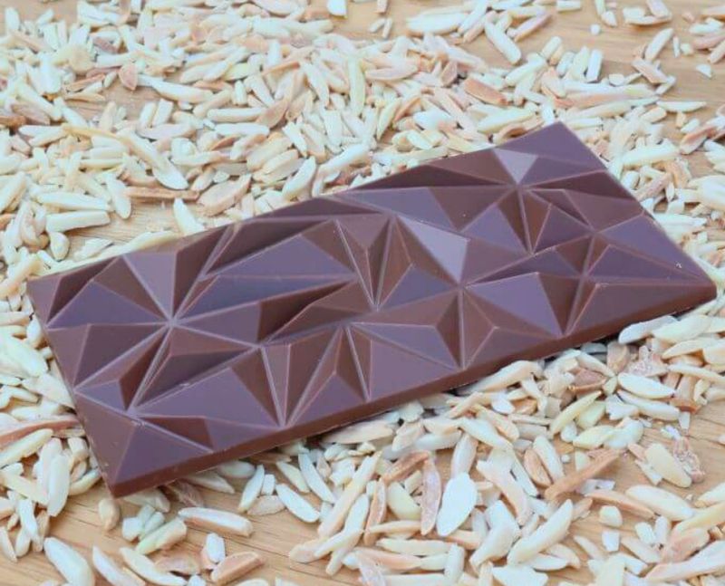 Schokolade Vollmilch, handgeschöpfte Vollmilchschokolade aus Schweizer Alpenmilchkuvertüre. 80 g - Tafel