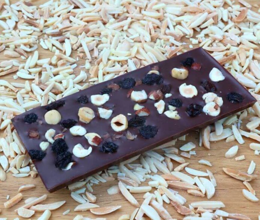 Handgeschöpfte Zartbitter Schokolade mit gerösteten Haselnüssen und Sultaninen  80 g - Tafel