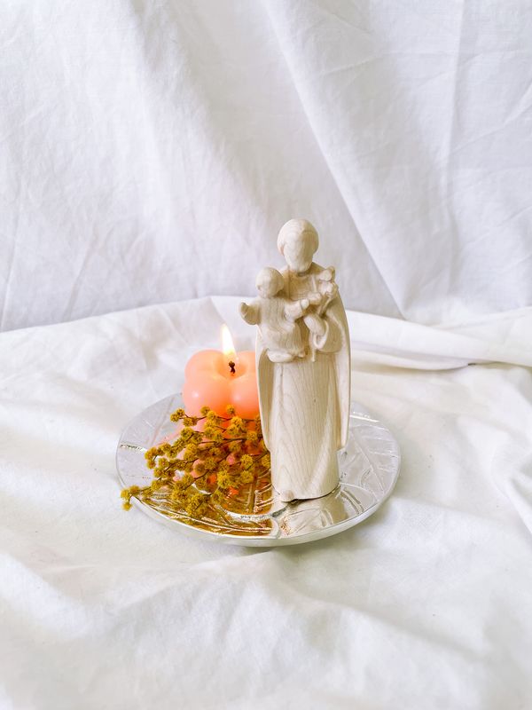 San José con el niño Jesús de estilo minimalista