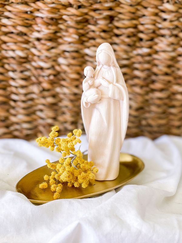 La Virgen María con el niño Jesús en brazos