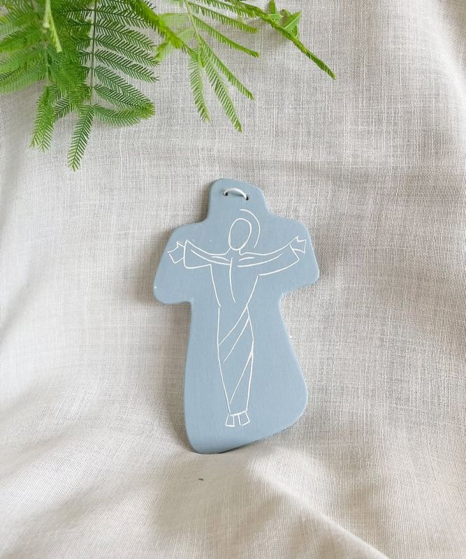Cruz de terracota con la figura de Cristo