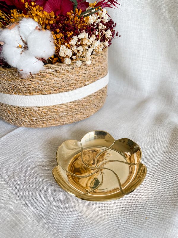 Platillo portacirio decorativo de latón dorado en forma de flor