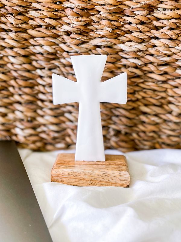 Cruz de mesa de hierro esmaltado blanco con base de madera