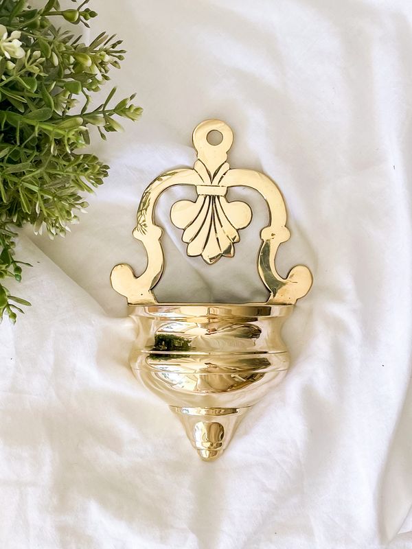 Benditera de bronce pulido con concha jacobea