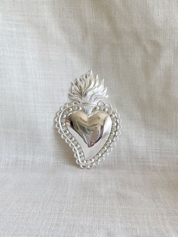 Corazón votivo decorativo con diseño floral