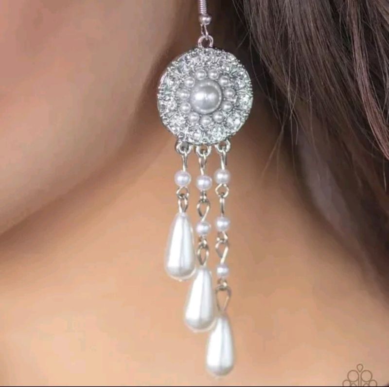 Paparazzi DREAMS CAN COME TRUE white earrings