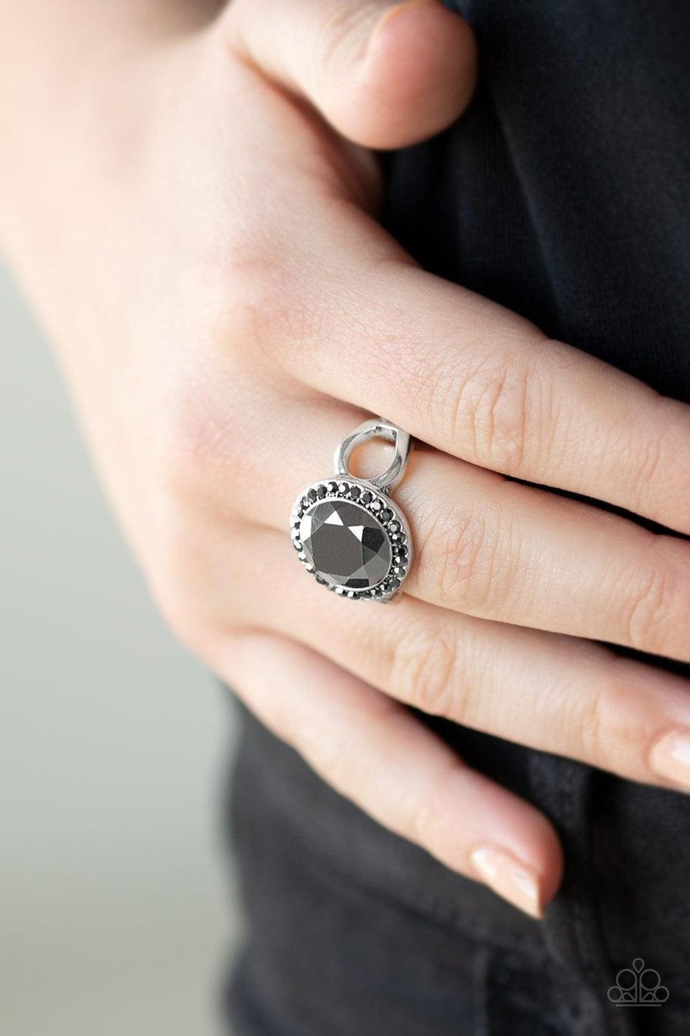 Paparazzi It&#39;s Gonna Glow Silver Ring