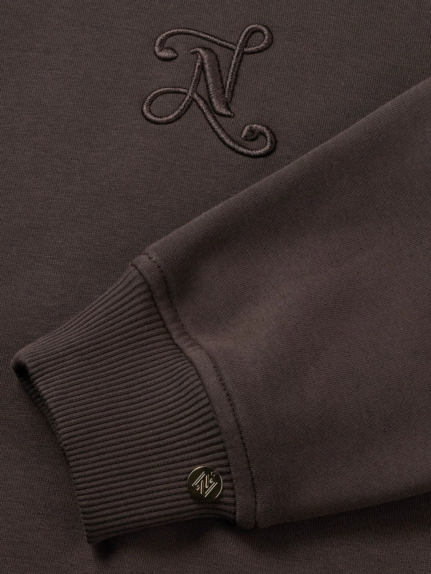 Nikkie Swirl Sweater Coffee Met Geborduurd Logo