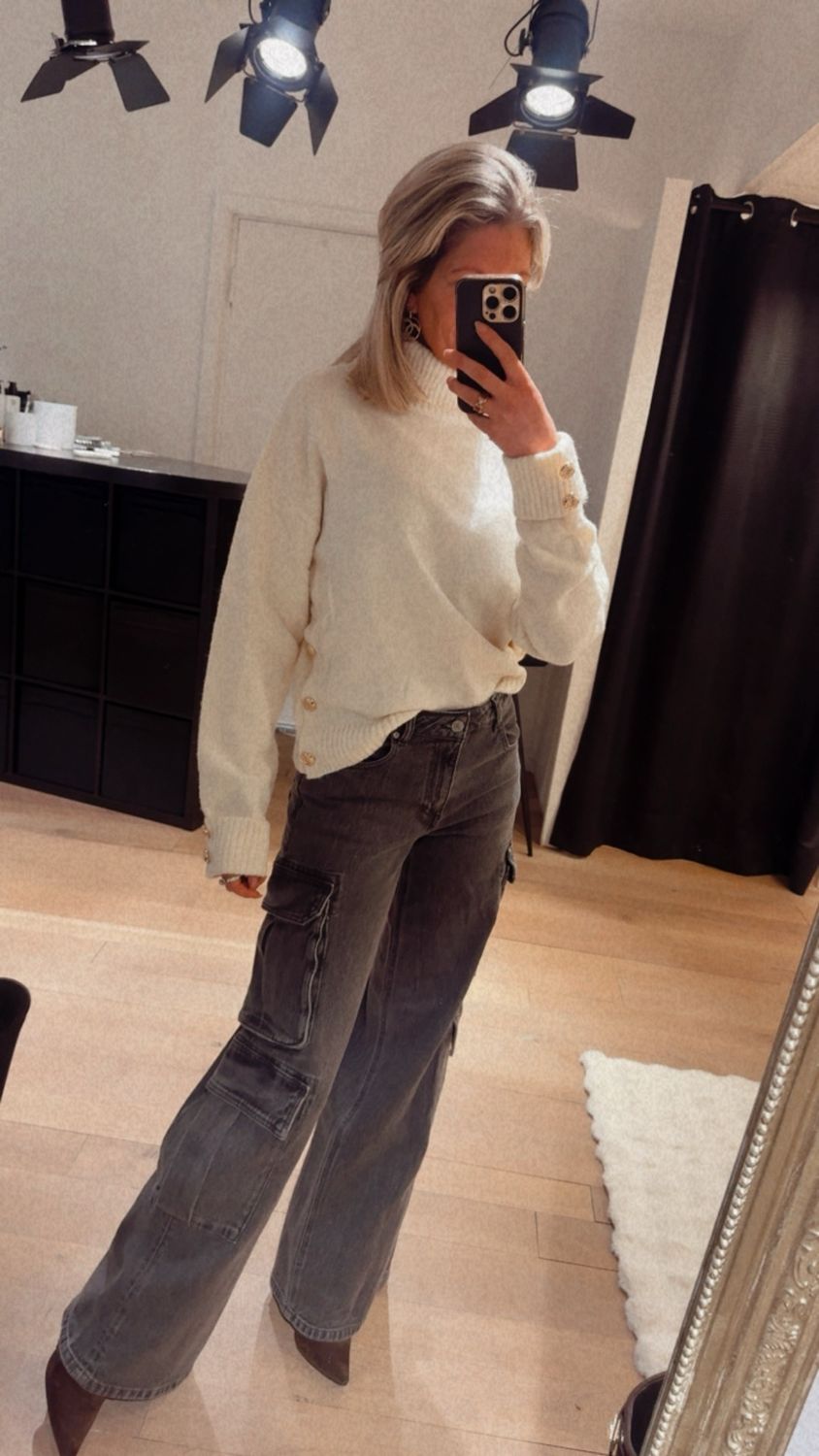 Julie knitted trui crème met gouden knopen