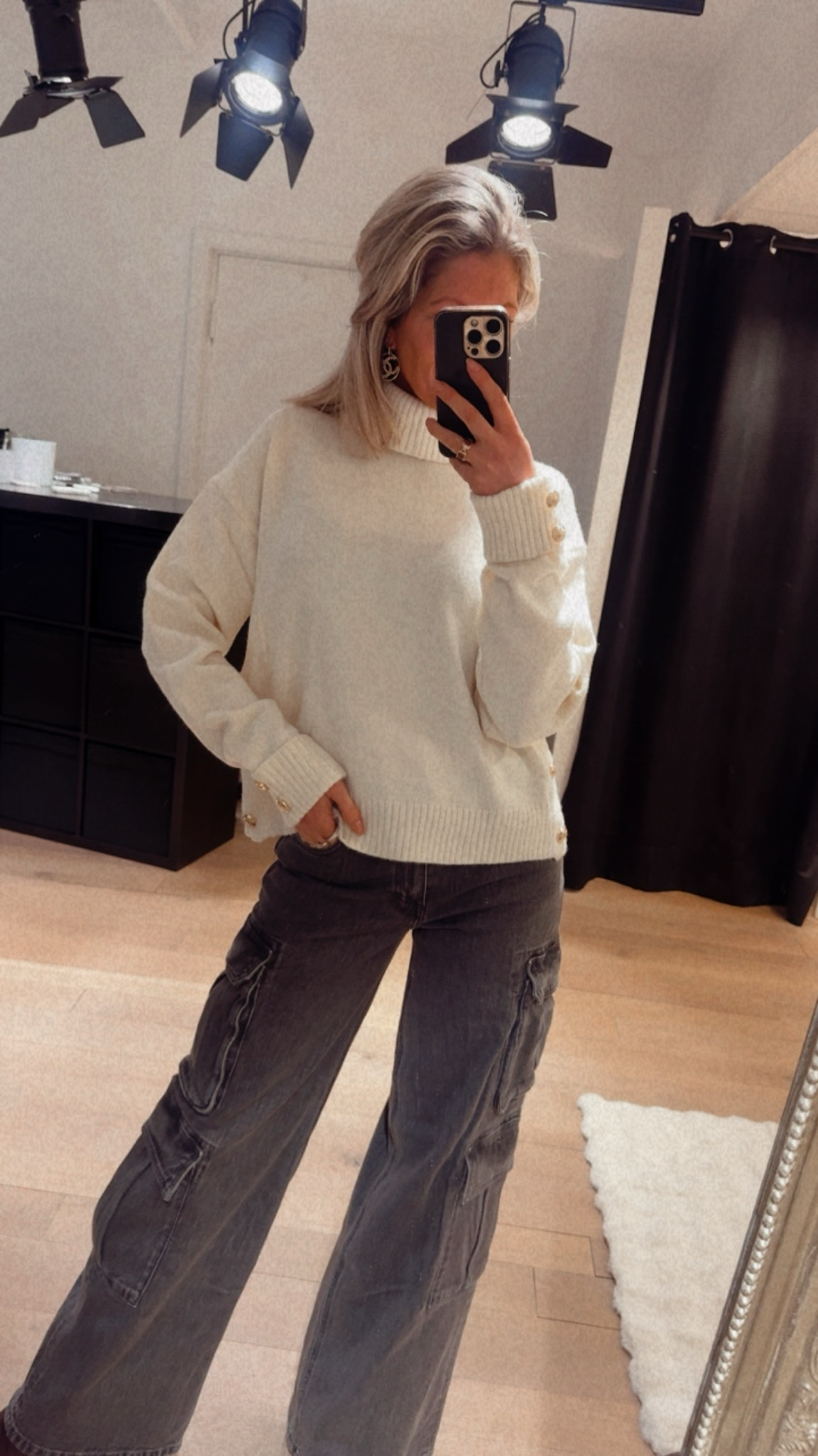 Julie knitted trui crème met gouden knopen