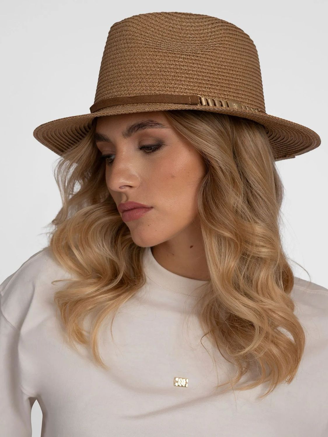 Nikkie Geweven Quesandra Strohoed Met Ketting Detail Beige