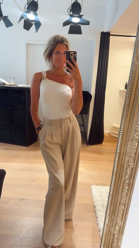 Nikkie One Shoulder Roselle Top Met Hardware Detail Cream