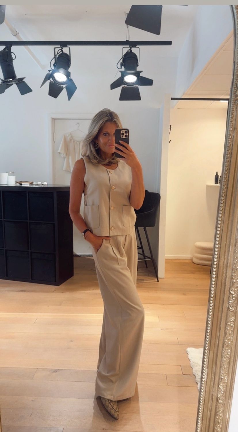 Bibi gilet sand met knopen 
