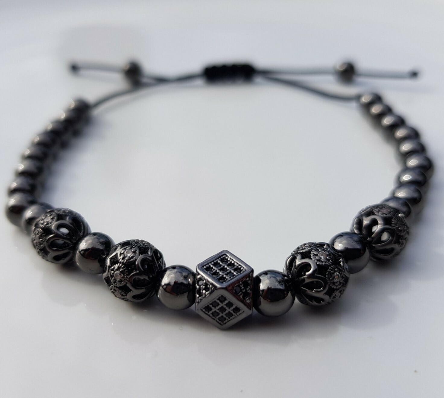 Different beads armband zwart