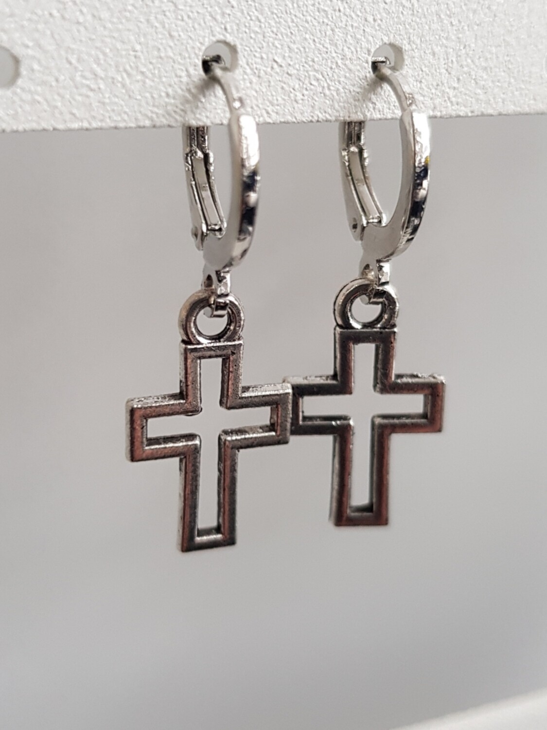 Cross in cross oorbellen zilver