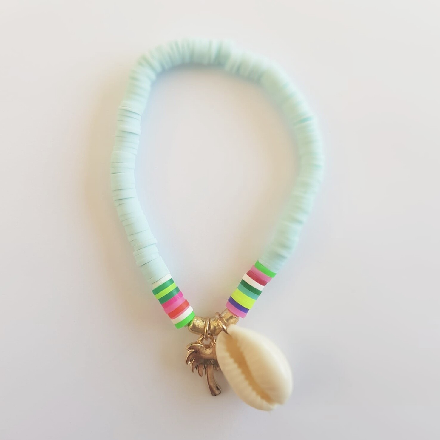 Gekleurde armband met schelp en palmboom licht blauw