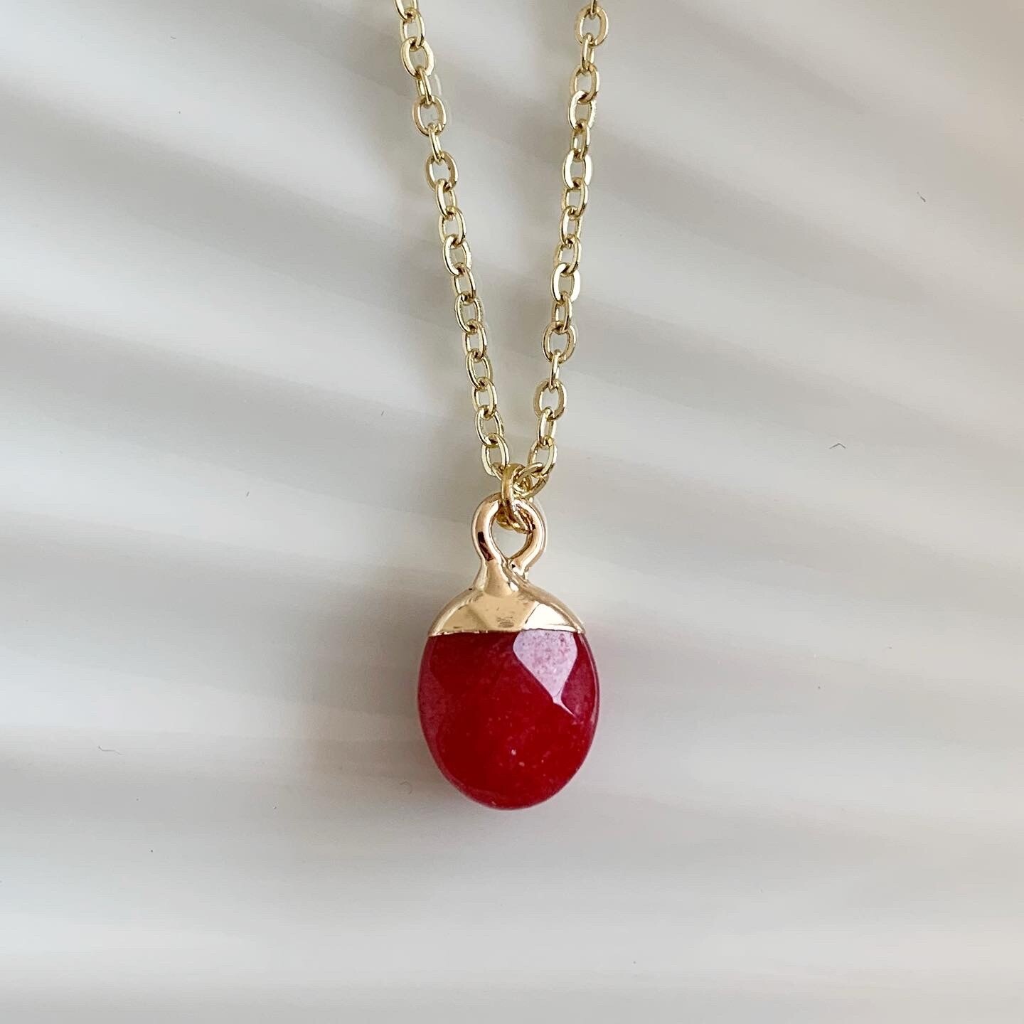 Ronde natuursteen ketting rood/goud