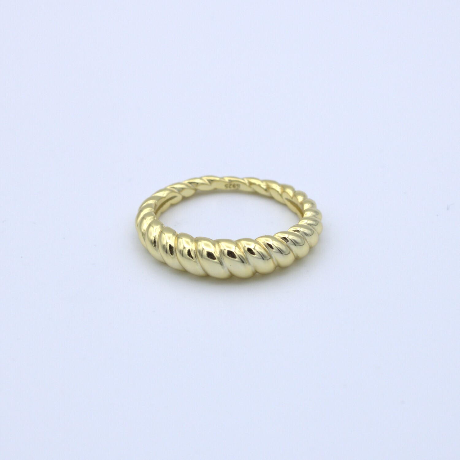 Brede twisted ring