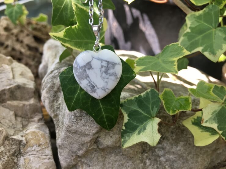 Chaîne et cœur Howlite AA Naturelle Canada - Autonomie et Confiance en soi - Pierre Qualité Supérieure