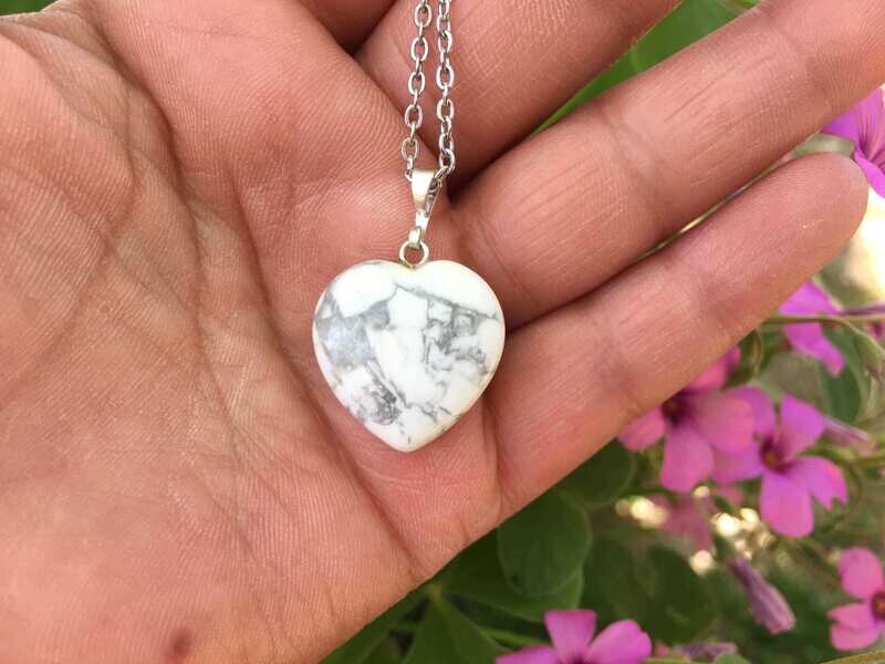 Chaîne et cœur Howlite AA Naturelle Canada - Autonomie et Confiance en soi - Pierre Qualité Supérieure