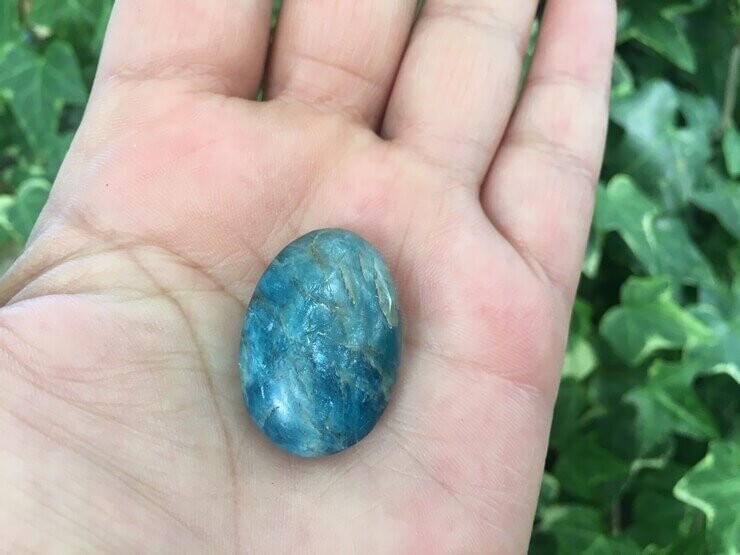 Galet Apatite Bleue A (11 g) - Vitalité et Réalisation de soi -