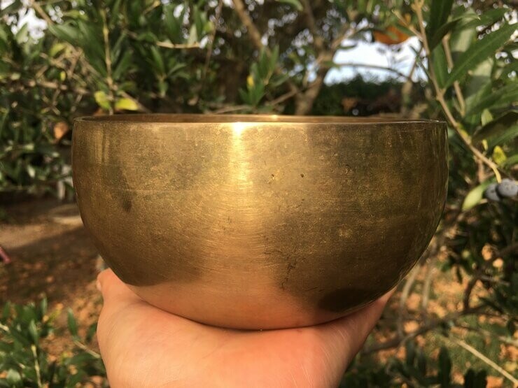 ​Bol chantant artisanat tibétain "Om" gravé à l'intérieur, 14 cm, 616 g,  maillet offert