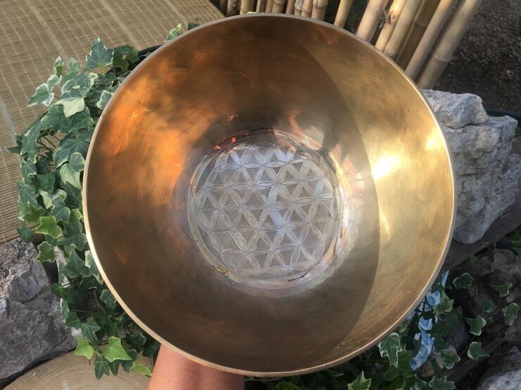 Bol chantant fait main - fleur de vie gravée à l'intérieur, 21 cm, 1160 g, maillet offert