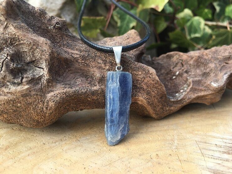 Collier Cyanite bleue brute AA Naturelle Brésil - Apaisement et Expression de soi - Pierre Rare Qualité Supérieure