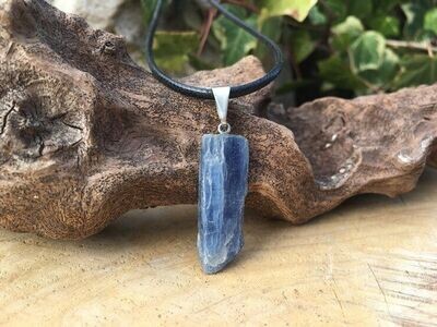 Collier Cyanite bleue brute AA Naturelle Brésil - Apaisement et Expression de soi - Pierre Rare Qualité Supérieure
