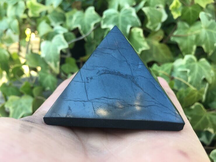 Pyramide Shungite grade AA Pierre Naturelle Rare Russie