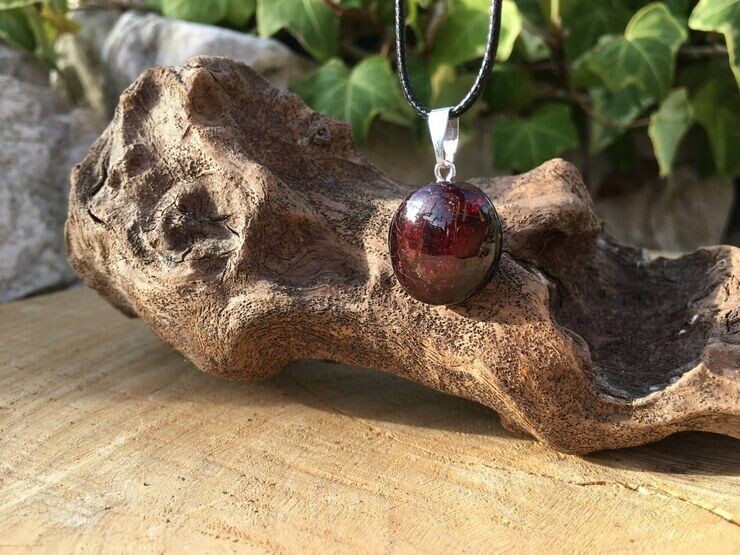 Collier Grenat rouge Almandin A Naturel Pakistan - Charisme et Dépassement de soi