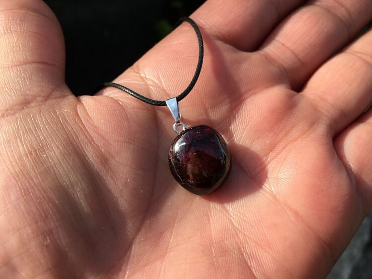 Collier Grenat rouge Almandin A Naturel Pakistan - Charisme et Dépassement de soi