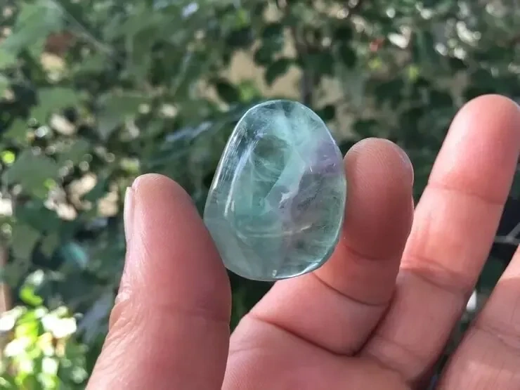 Galet plat Fluorine (Fluorite) Verte/Violette A Naturelle (17 g) - Chine