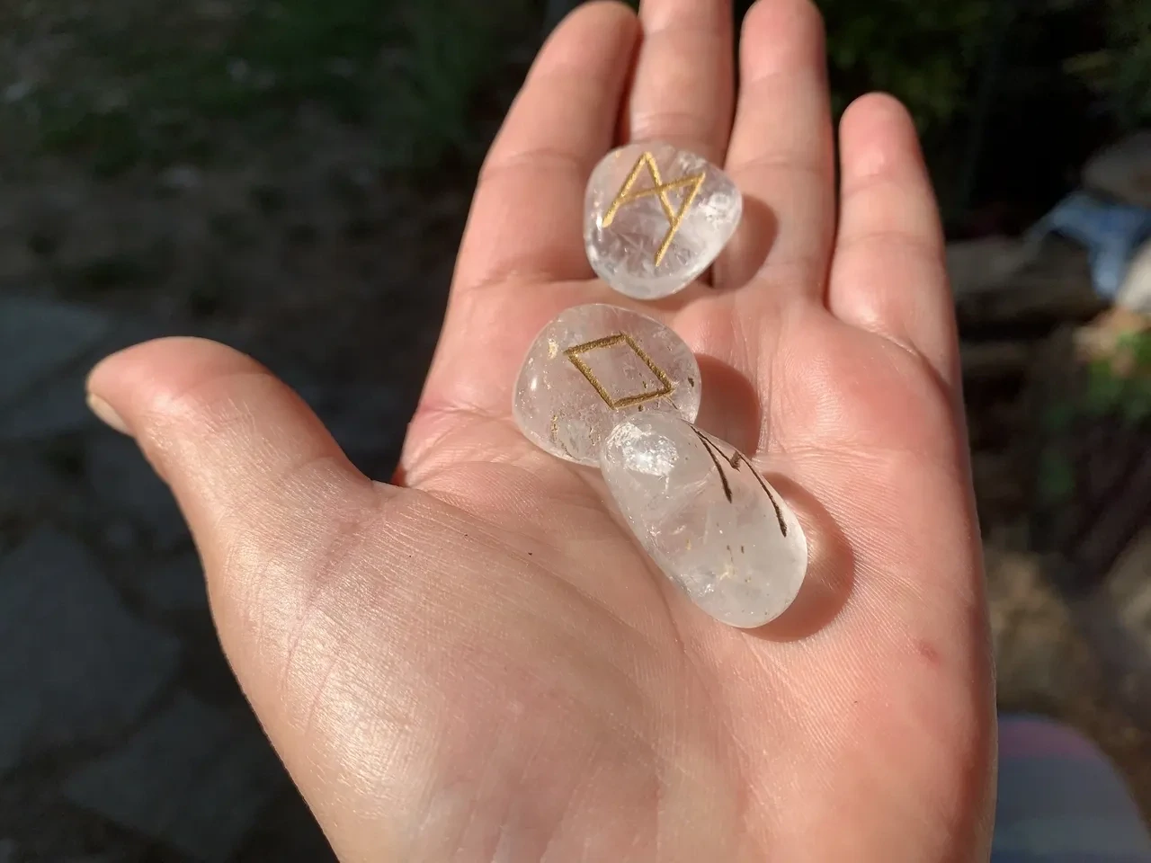 Set de 25 Runes Divinatoires en Cristal de Roche Naturel - Gravées à la Main